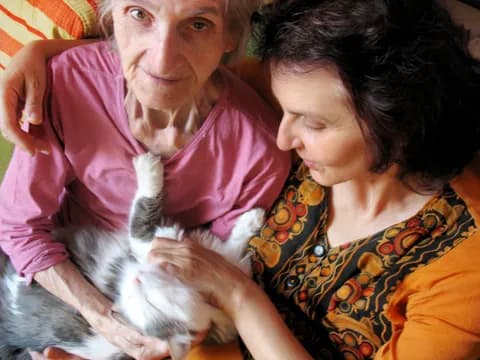 Bénévoles d’association avec un chat adopté